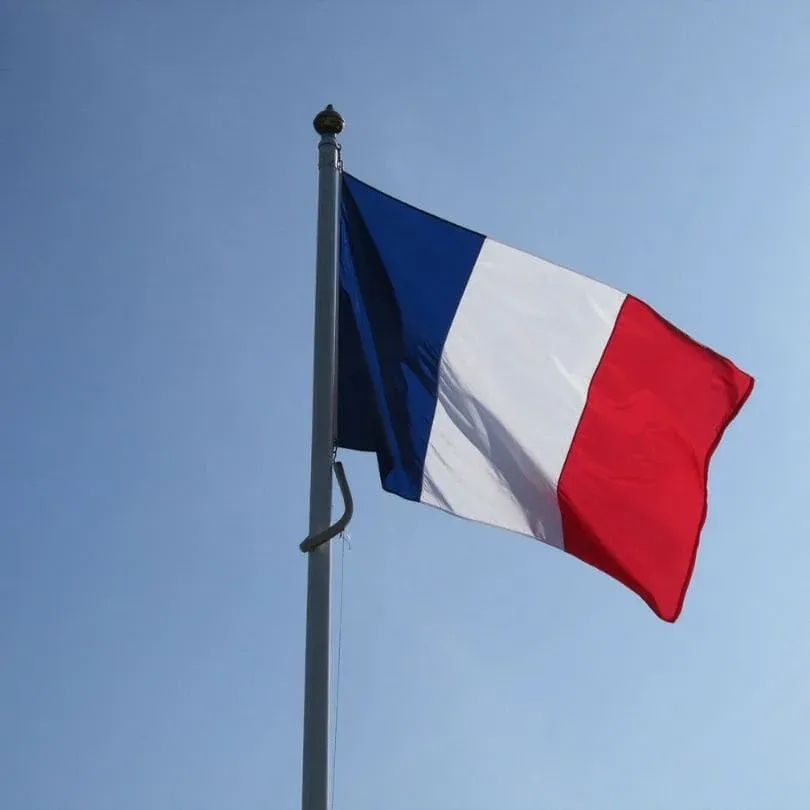 Drapeau français flottant dans un ciel bleu