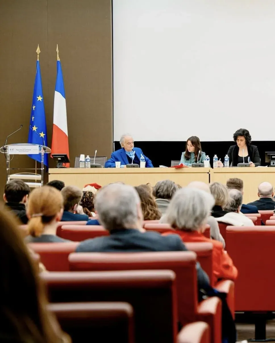Une intervention dans la salle Victor Hugo de l’Assemblée nationale