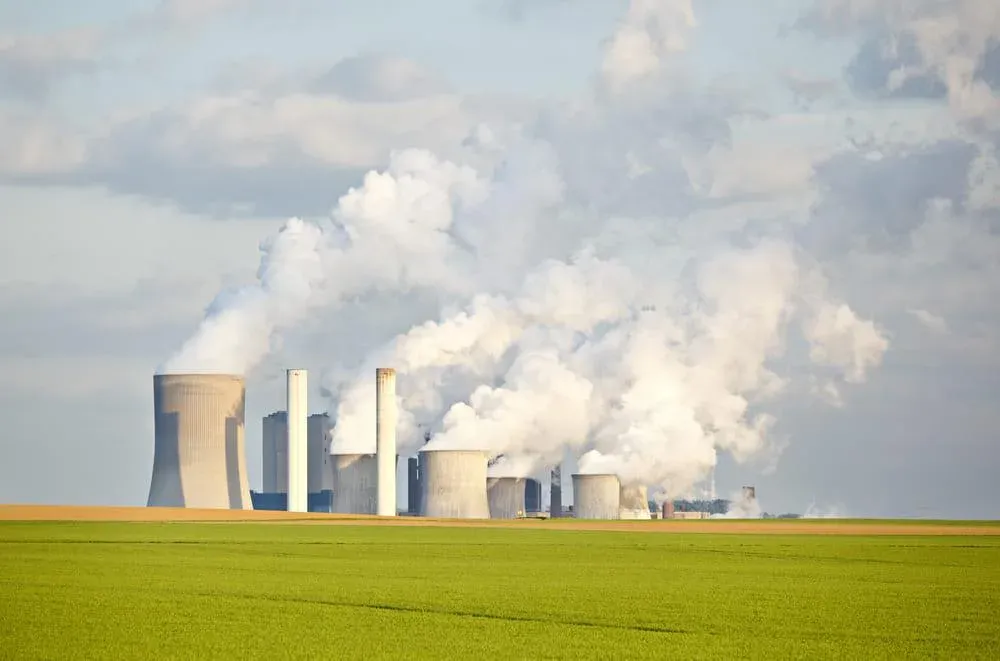 Paysage industriel et énergétique illustrant la réindustrialisation de la France